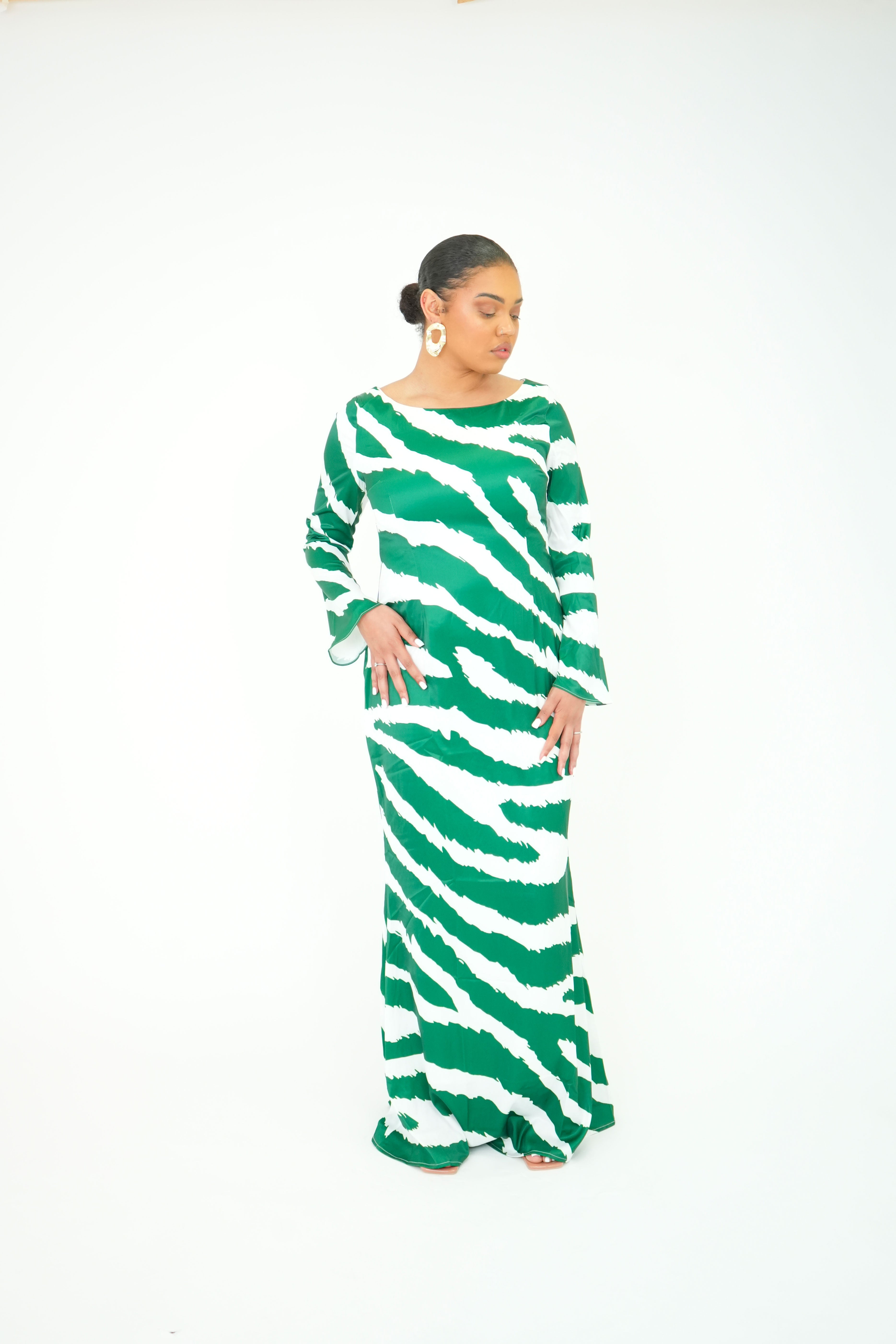 ESTHER - Robe longue en satin imprimé vert animal