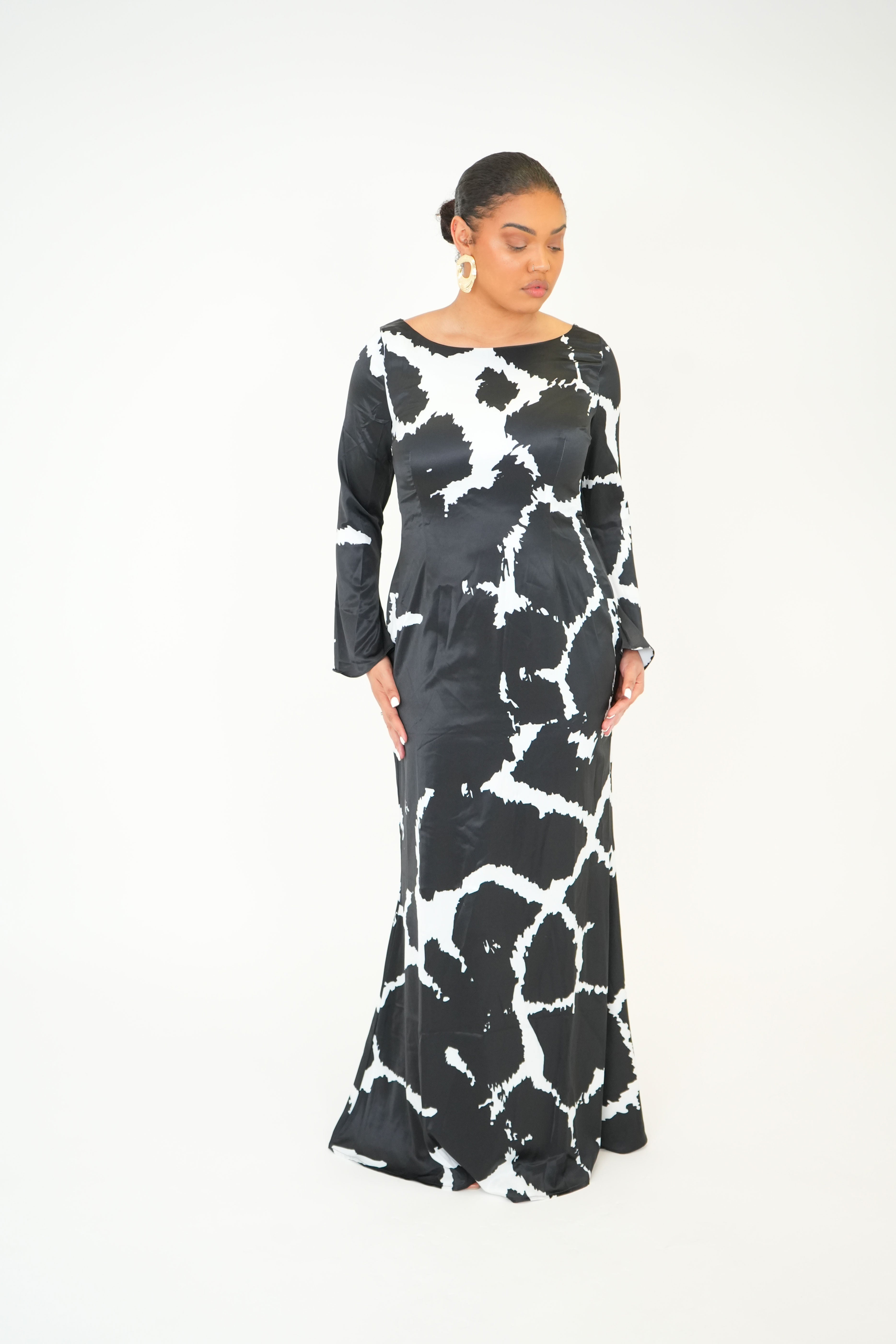 ESTHER - Robe longue en satin imprimé noir animal